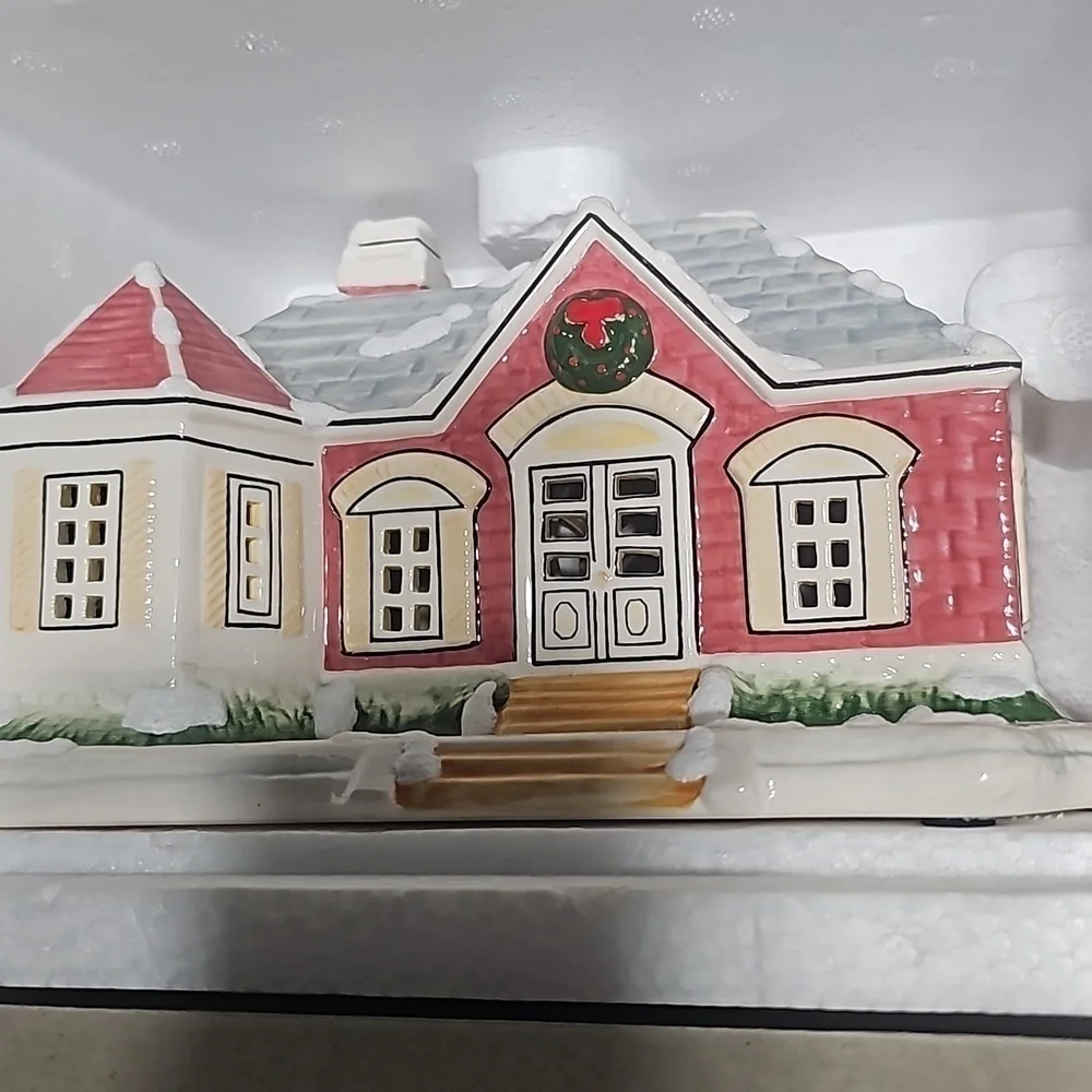 Christmas Lighted House Collectible NWT